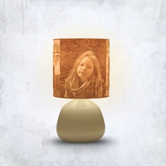   Személyre Szabott Fényképes 3D Lámpa - Egyedi Éjjeli Fény Saját Fotóval - Bézs Henger nagy - Ellie